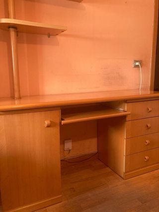 Escritorio de madera con estanterías de pino