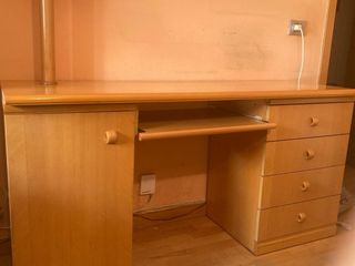 Escritorio de madera con estanterías de pino