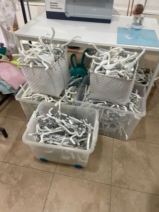 Perchas blancas infantiles