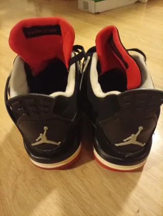 Zapatillas Jordan Negras y Rojas