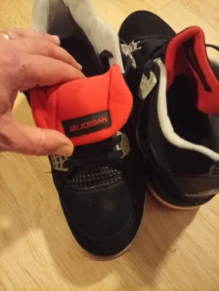 Zapatillas Jordan Negras y Rojas