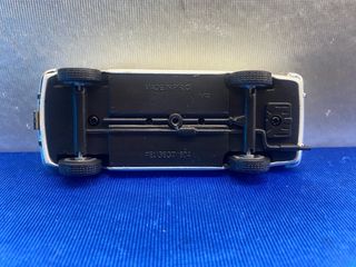 COCHE DE MINIATURA PEUGEOT 504 ESCALA 1:43