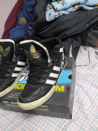 Botines Adidas Negros y Dorados