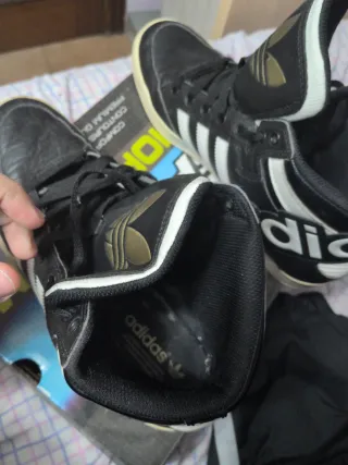 Botines Adidas Negros y Dorados