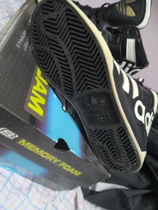 Botines Adidas Negros y Dorados