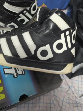 Botines Adidas Negros y Dorados