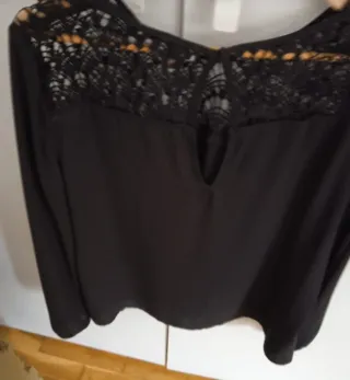 Blusa negra con encaje