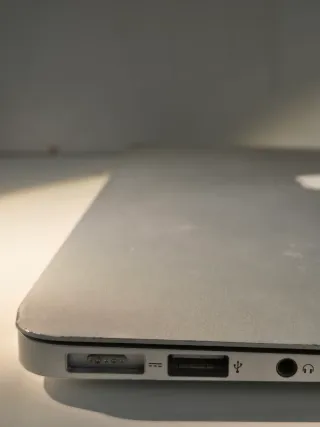 MacBook Air 13” (2017) i5 · 8GB RAM · SSD 256GB