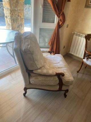 Dos sillones clásicos de tela y madera