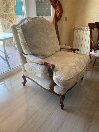 Dos sillones clásicos de tela y madera