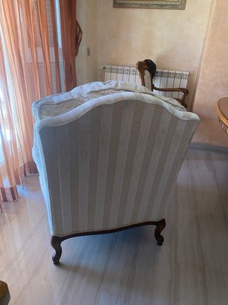 Dos sillones clásicos de tela y madera