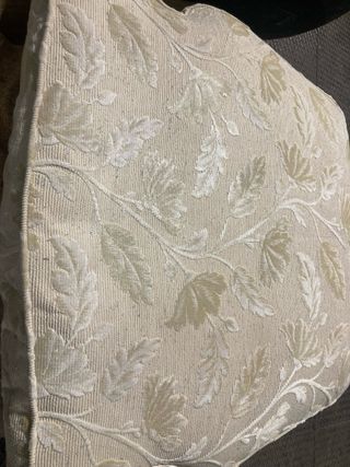 Dos sillones clásicos de tela y madera