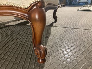 Dos sillones clásicos de tela y madera