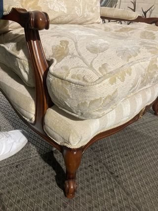 Dos sillones clásicos de tela y madera
