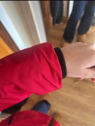 Abrigo rojo con capucha