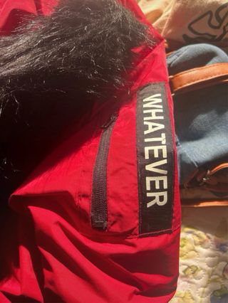 Abrigo rojo con capucha