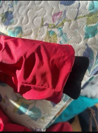 Abrigo rojo con capucha