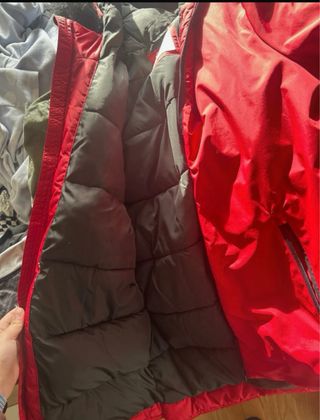 Abrigo rojo con capucha