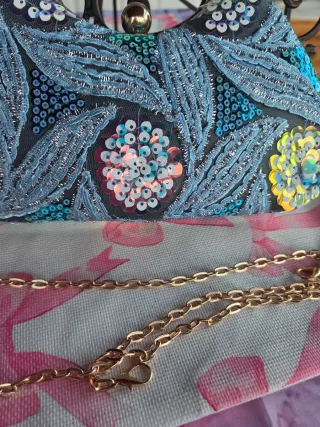 Bolso de fiesta azul y plata con asa