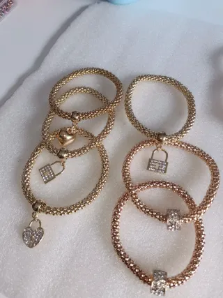 Pack 3 pulseras doradas y rosas con charms