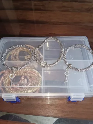 Pack 3 pulseras doradas y rosas con charms