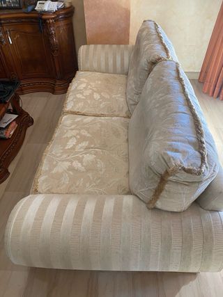 Sofá clásico beige y dorado