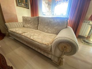 Sofá clásico beige y dorado