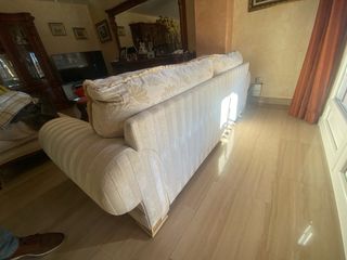 Sofá clásico beige y dorado