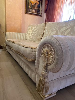 Sofá clásico beige y dorado