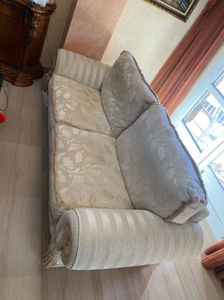 Sofá clásico beige y dorado