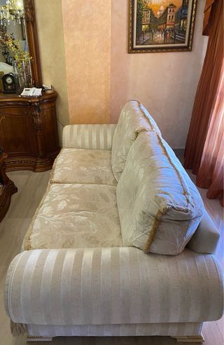 Sofá clásico beige y dorado