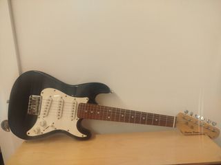 Chitarra elettrica nera per mancini e un'altra abile