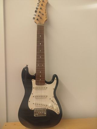 Chitarra elettrica nera per mancini e un'altra abile