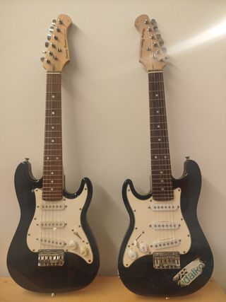 Chitarra elettrica nera per mancini e un'altra abile