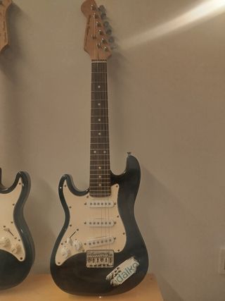 Chitarra elettrica nera per mancini e un'altra abile