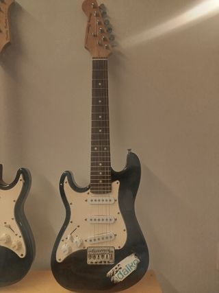 Chitarra elettrica nera per mancini e un'altra abile