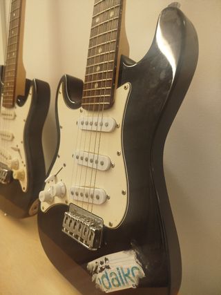 Chitarra elettrica nera per mancini e un'altra abile