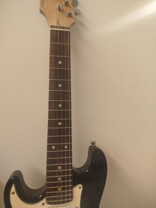 Chitarra elettrica nera per mancini e un'altra abile