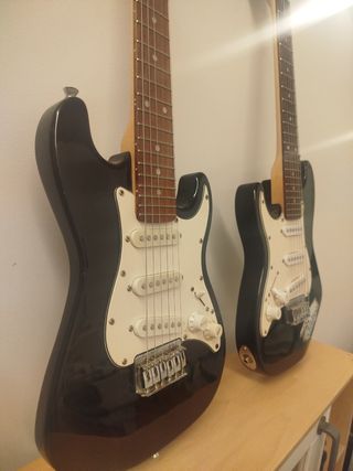 Chitarra elettrica nera per mancini e un'altra abile