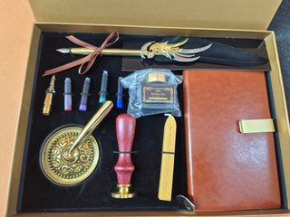 Set Pluma de tinta negra con diseño de alas dorada