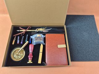 Set Pluma de tinta negra con diseño de alas dorada