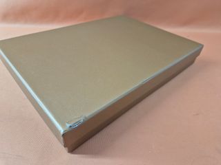 Set Pluma de tinta negra con diseño de alas dorada