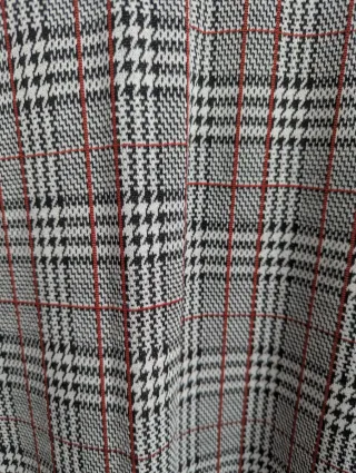 Traje pantalón cuadros gris y rojo