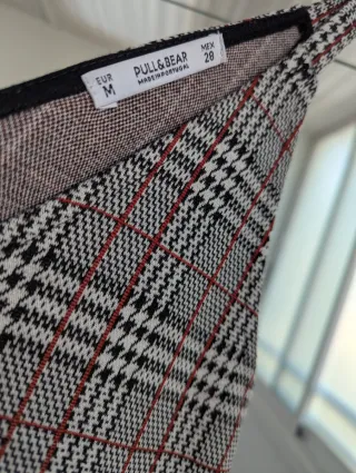 Traje pantalón cuadros gris y rojo