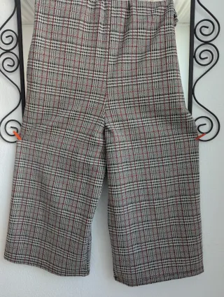 Traje pantalón cuadros gris y rojo