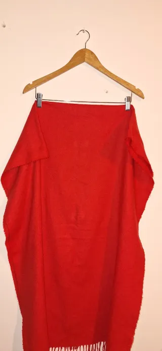 Pañuelo rojo con flecos