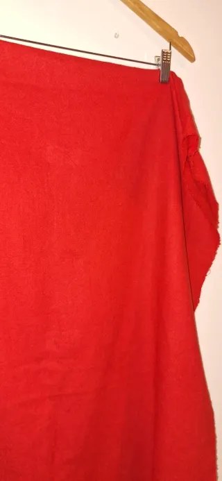 Pañuelo rojo con flecos