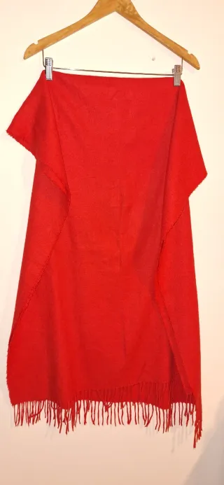 Pañuelo rojo con flecos