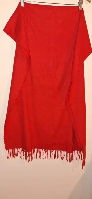 Pañuelo rojo con flecos