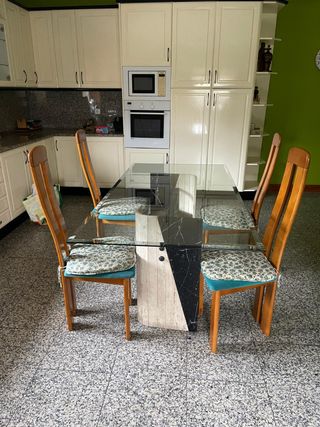 Mesa de jantar em vidro e base em mármore